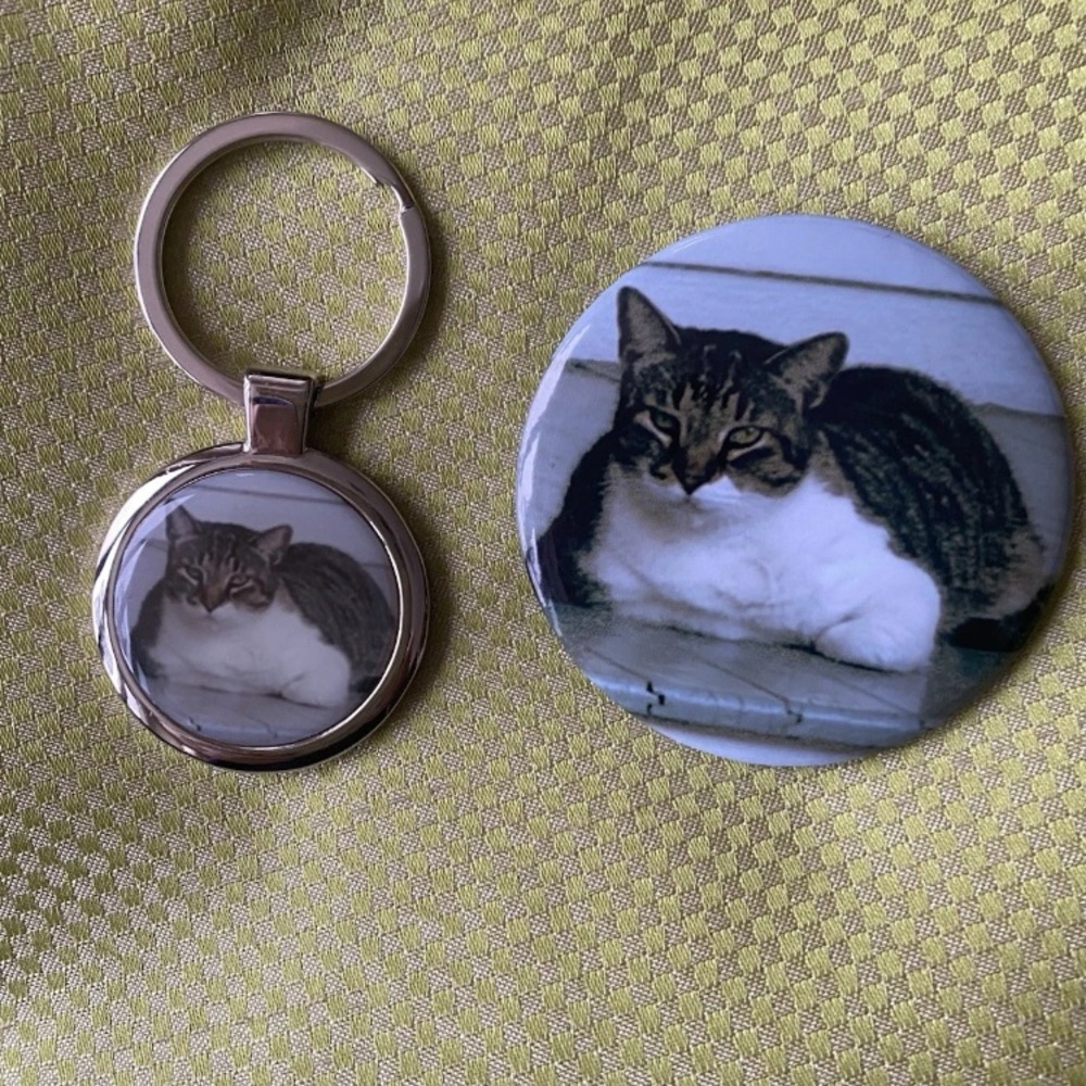Ernest Hemingway’s Cat Keychain and pocket Mirror Set